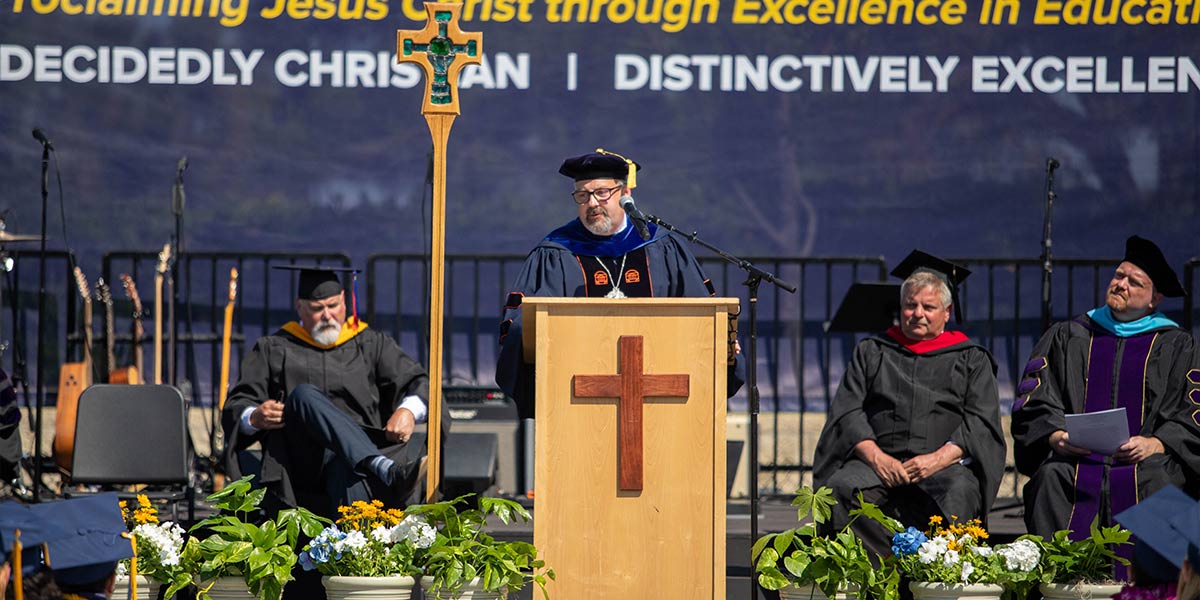 President Thomas addressing the graduates